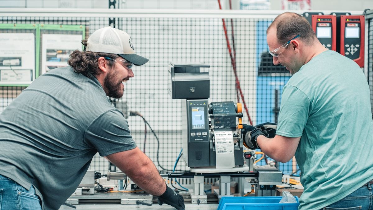 Ingenieros de ASRaymond reunidos en el almacén